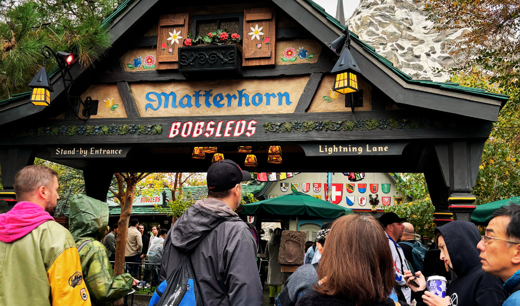 ディズニーランド・パークのマッターホルン・ボブスレー入口