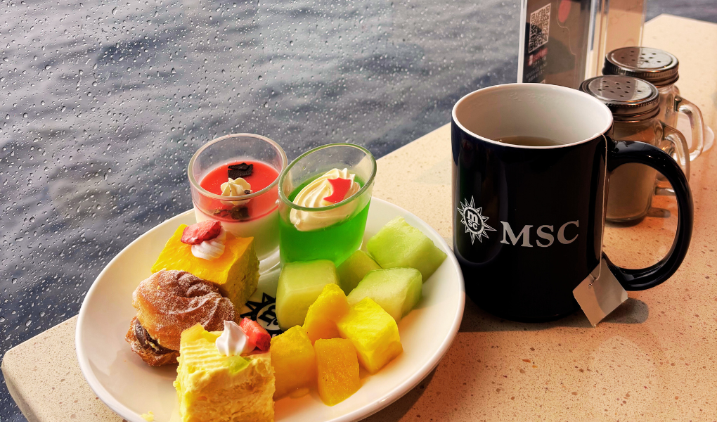 デザートと紅茶で海を見ながらティータイム
