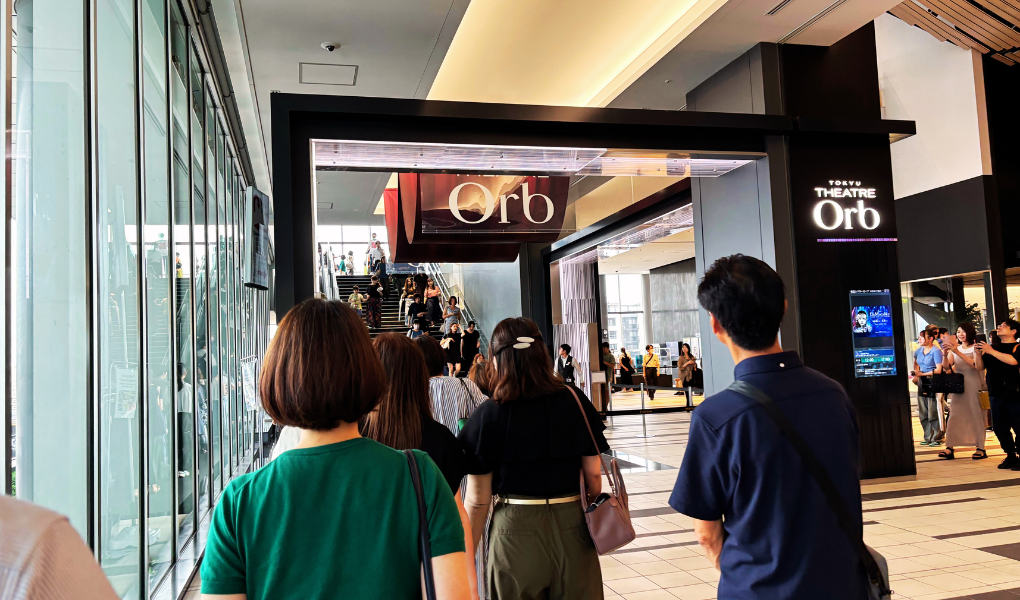 東急シアターオーブの入り口