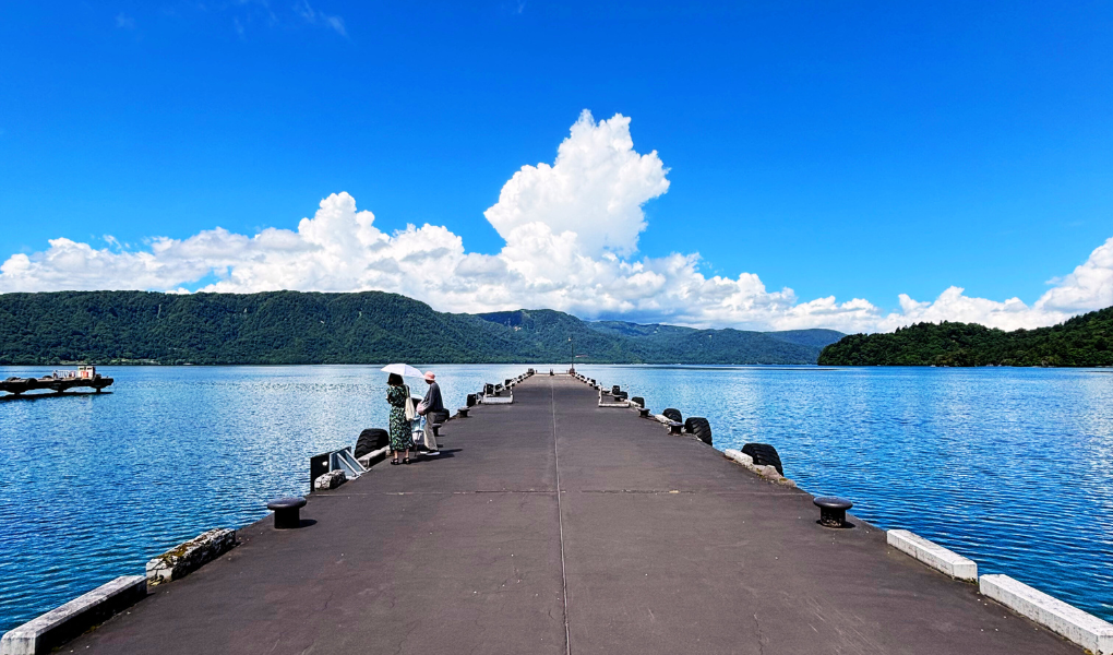 十和田湖の桟橋をお散歩。入道雲と青い空が夏を感じさせてくれる