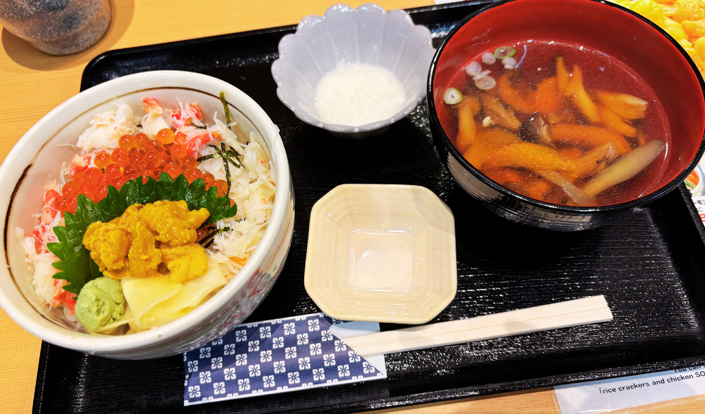 八戸にある八食センターで食べたウニ、いくら、カニの3食丼