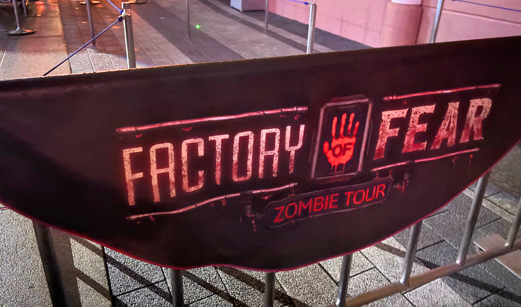 USJハロウィン限定のアトラクション、ファクトリー・オブ・フィアー ~絶望のゾンビ・ツアー~の看板