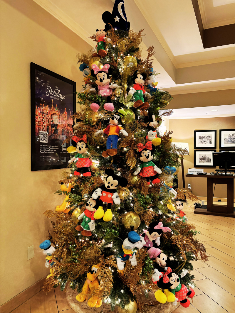Fairfield by Marriott Anaheim Resort のロビーにあるディズニーキャラクタークリスマスツリー