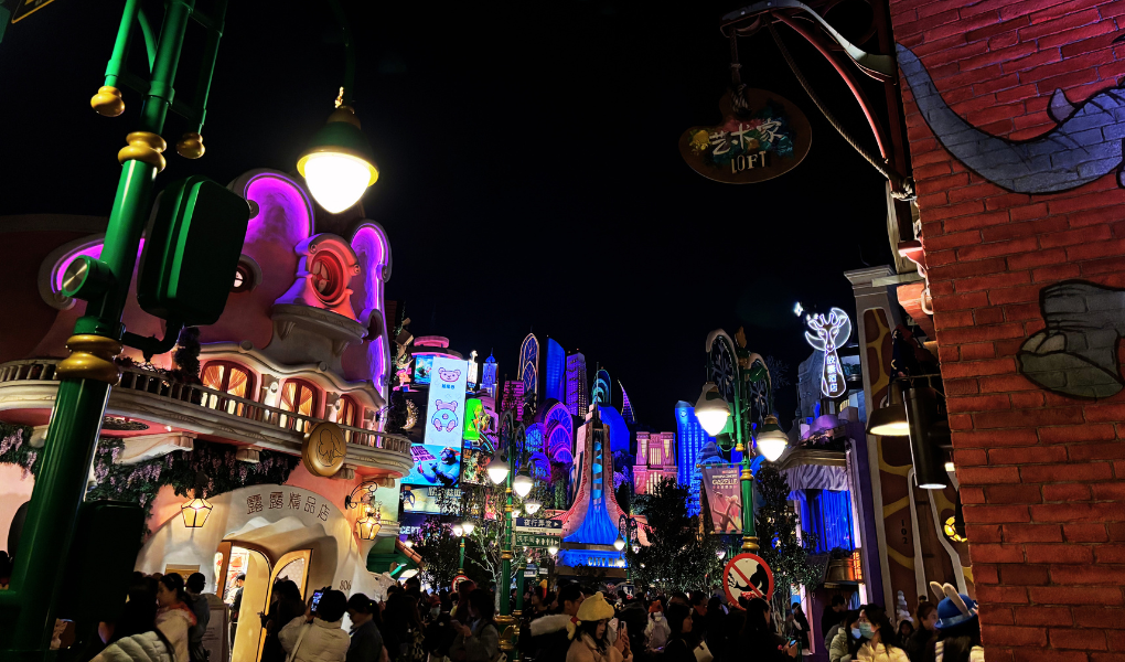 夜のズートピアエリアはネオンが可愛い