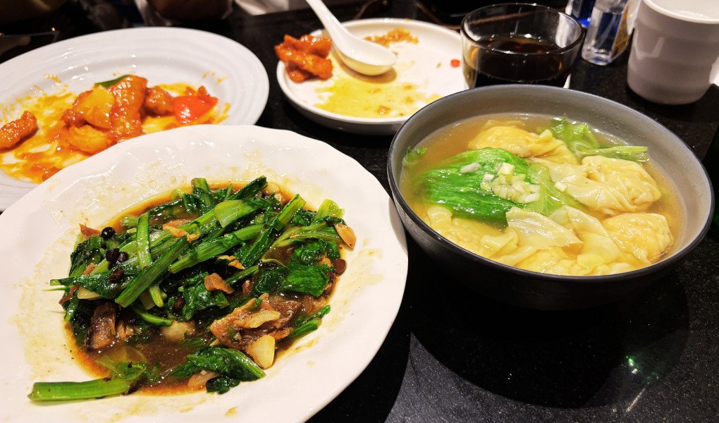 パーク近辺にあったファミレスで食べた酢豚、ワンタンスープ、野菜炒め