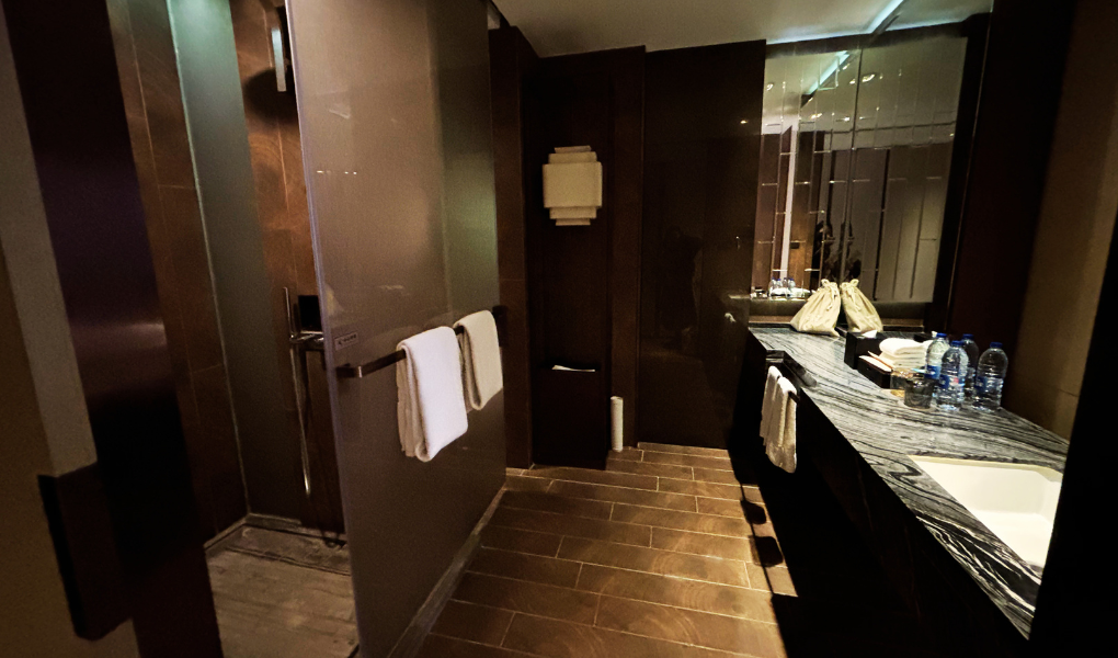 コートヤード上海インターナショナル・ツーリズム・リゾート・ゾーンの部屋洗面所はトイレとシャワーの空間が扉で仕切られている