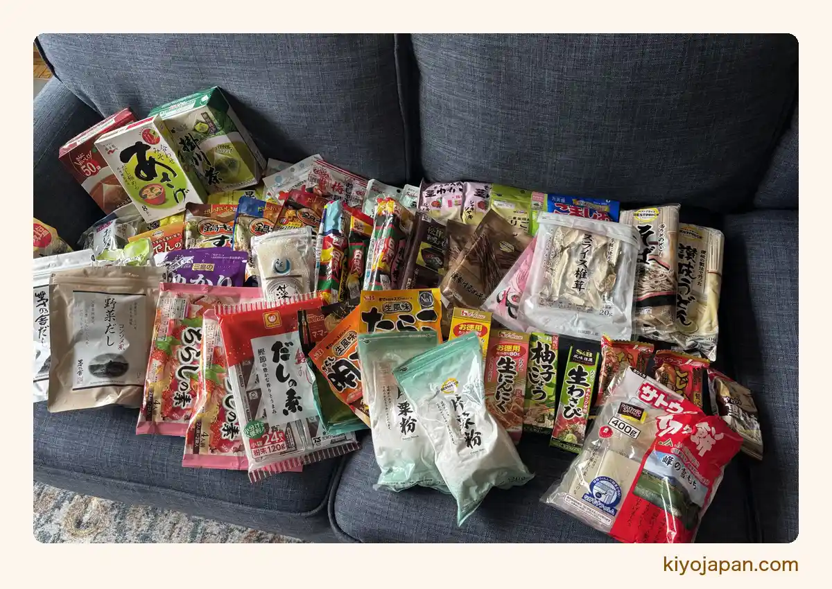 日本からスーツケースで持ってきた食品63個 開ける前にソファに全部並べたところ