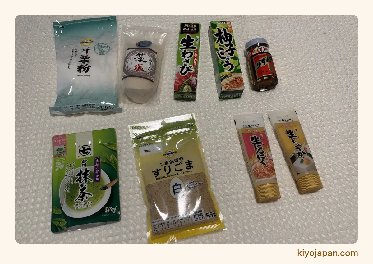 持ってきた調味料と薬味 片栗粉・藻塩・生わさび・柚子こしょう・かんずり・抹茶・すりごま・にんにくとしょうがのチューブ